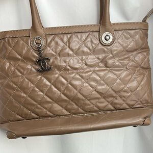 CHANEL
Brown Striated Quilted
Coated Canvas Rue Cambon
Tote Bag